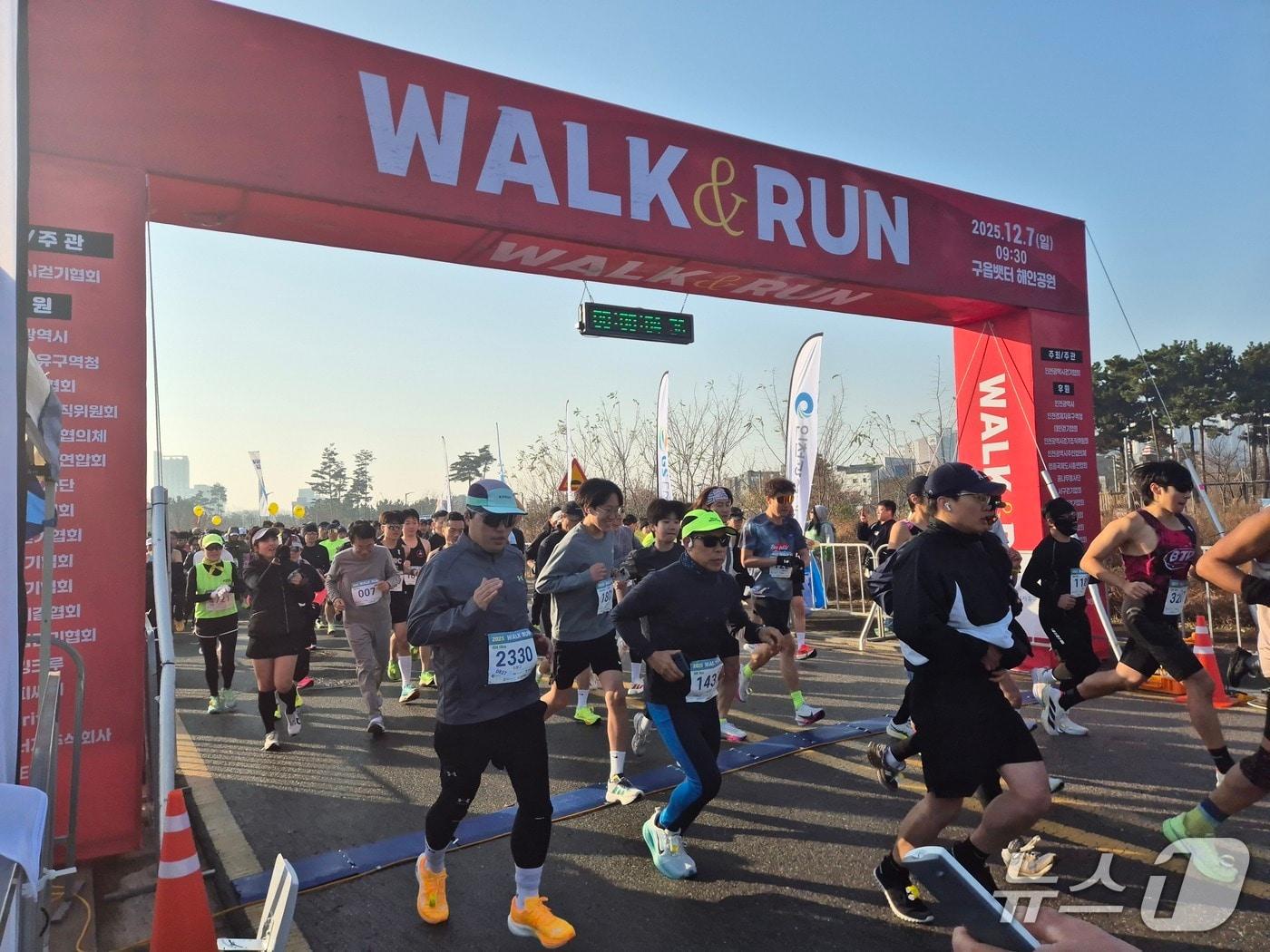 본문 이미지 - 7일 오전 인천 중구 구읍뱃터에서 열린 제3연륙교 개통 기념 &#39;WALK&RUN&#39; 행사에 참여한 시민들이 달리고있다/뉴스1