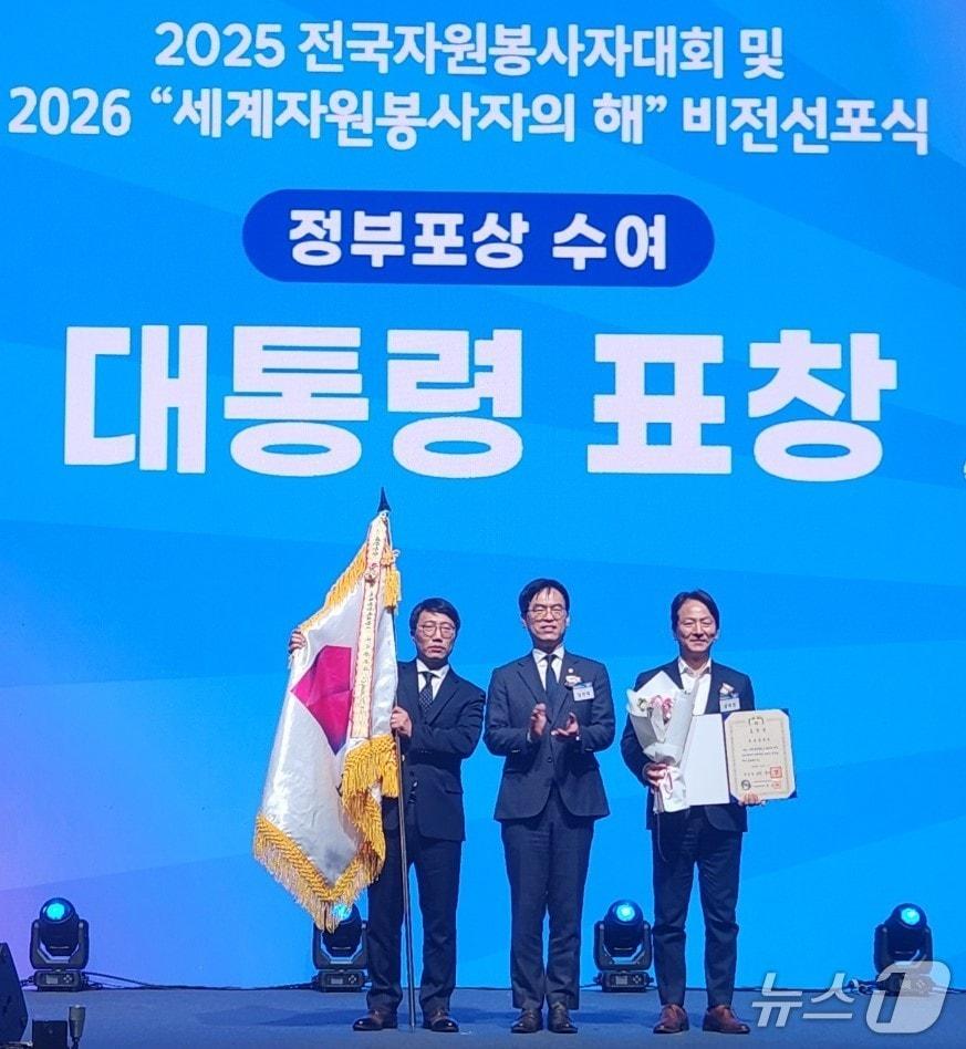 본문 이미지 - 지난 5일 고양 킨텍스 제2전시관에서 열린 &#39;2025 대한민국 자원봉사대상&#39;에서 성희엽 부산시 미래혁신부시장&#40;오른쪽&#41;이 대통령 표창을 받고 기념 촬영을 하고 있다.&#40;부산시 제공. 재판매 및 DB금지&#41;