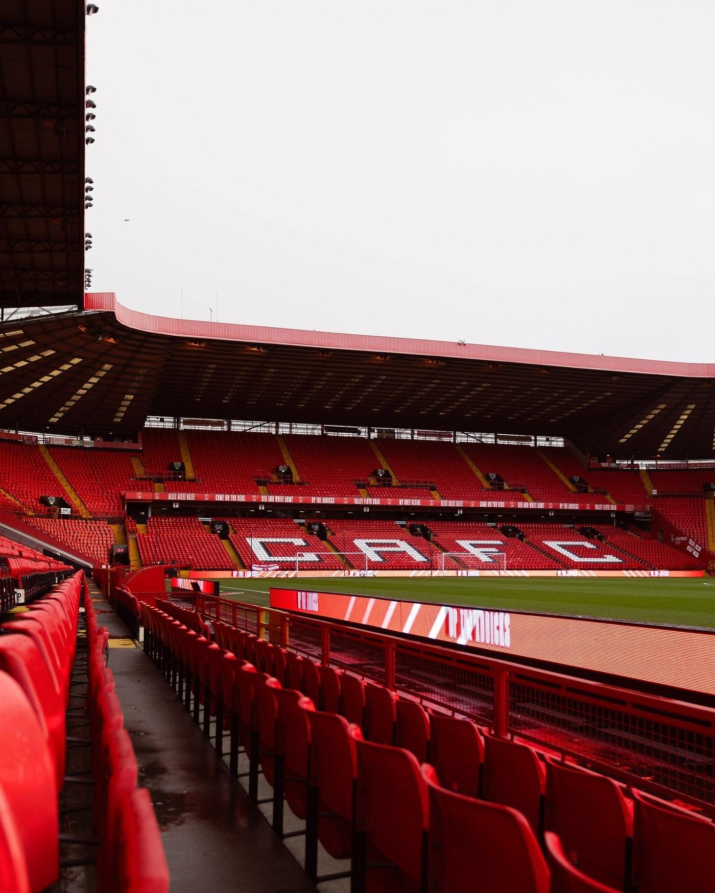 본문 이미지 - 잉글랜드 챔피언십 찰턴과 포츠머스 경기 도중 관중이 사망했다. &#40;찰턴 페이스북 캡처&#41;