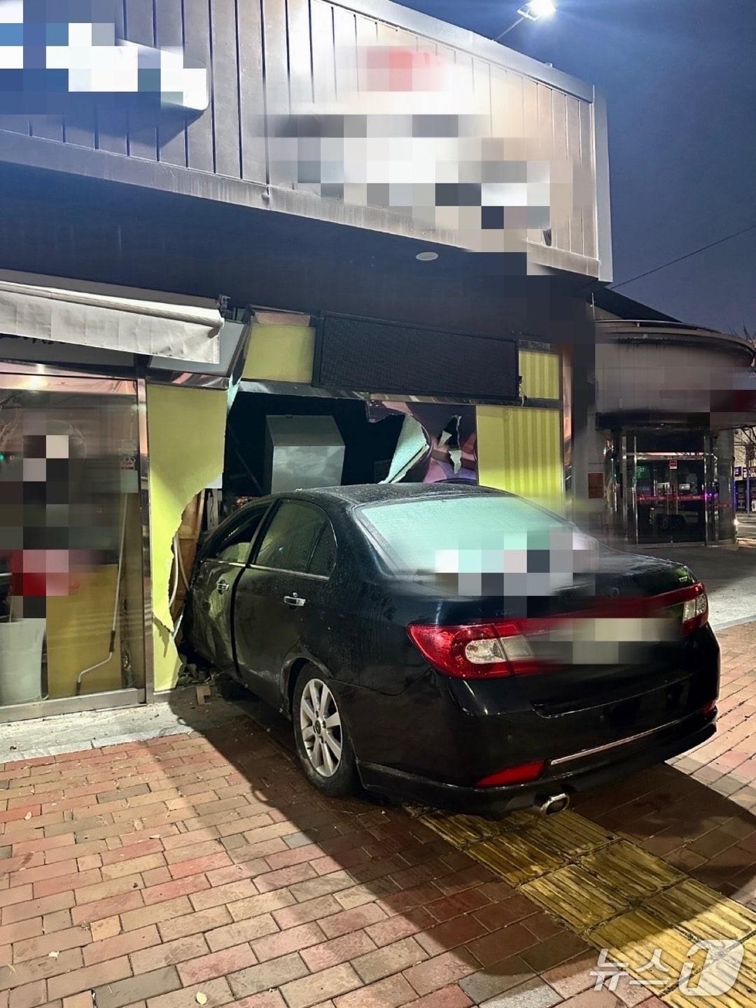 본문 이미지 - 7일 새벽 부산 기장군 장안읍 식당에 음주차량이 돌진했다. &#40;경찰 제공. 재판매 및 DB금지&#41;