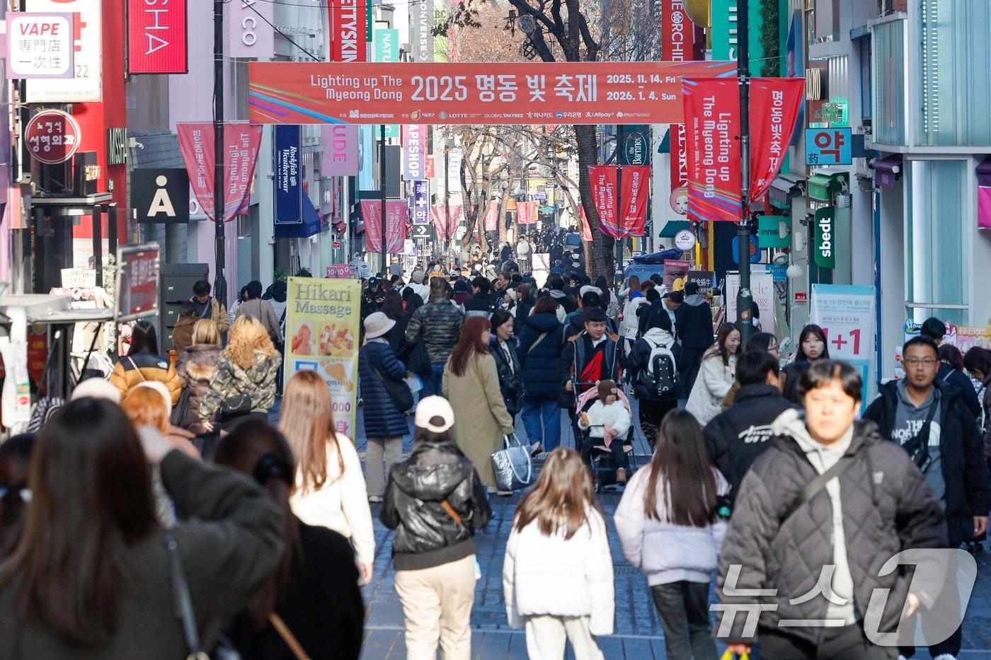 본문 이미지 - 무비자 입국과 중일 항공편 취소 여파 등으로 유커(중국인 관광객)가 늘고 있는 7일 서울 중구 명동거리가 관광객들로 북적이고 있다. 2025.12.7/뉴스1 ⓒ News1 안은나 기자