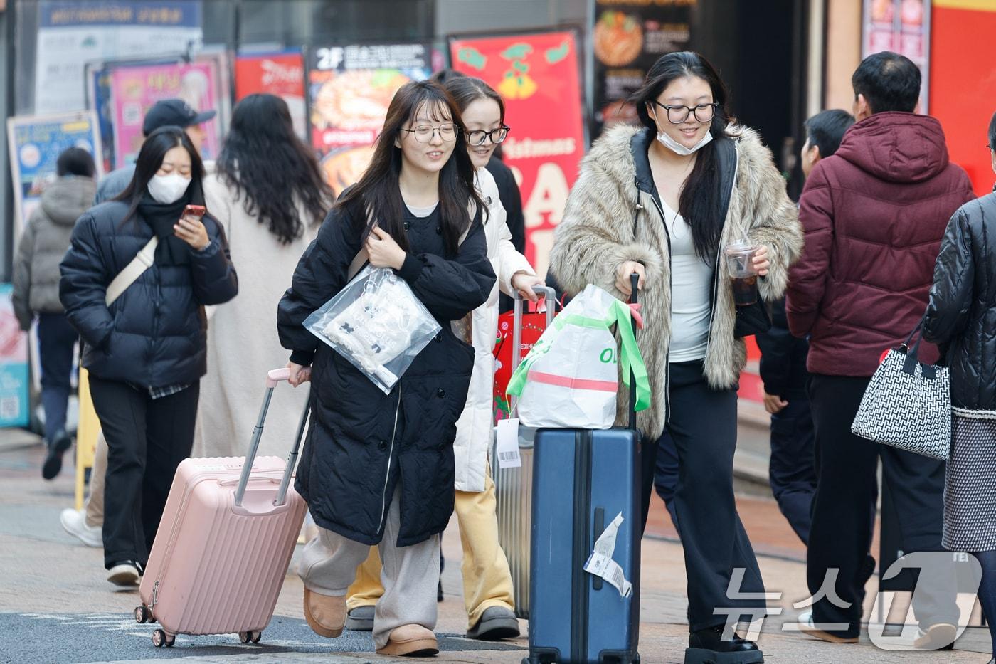 본문 이미지 - 무비자 입국과 중일 항공편 취소 여파 등으로 유커(중국인 관광객)가 늘고 있는 7일 서울 중구 명동거리가 관광객들로 북적이고 있다. 2025.12.7/뉴스1 ⓒ News1 안은나 기자