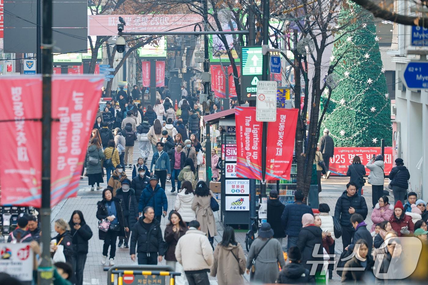  서울 중구 명동거리가 관광객들로 북적이고 있다. 2025.12.7/뉴스1 ⓒ News1 안은나 기자