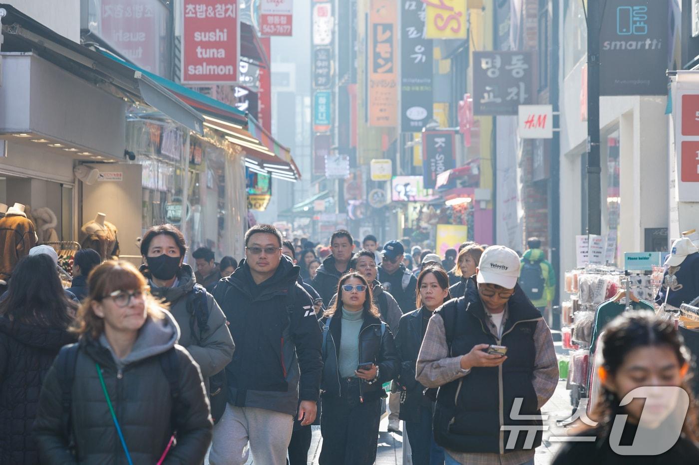 본문 이미지 - 무비자 입국과 중일 항공편 취소 여파 등으로 유커(중국인 관광객)가 늘고 있는 7일 서울 중구 명동거리가 관광객들로 북적이고 있다. 2025.12.7 ⓒ 뉴스1 안은나 기자