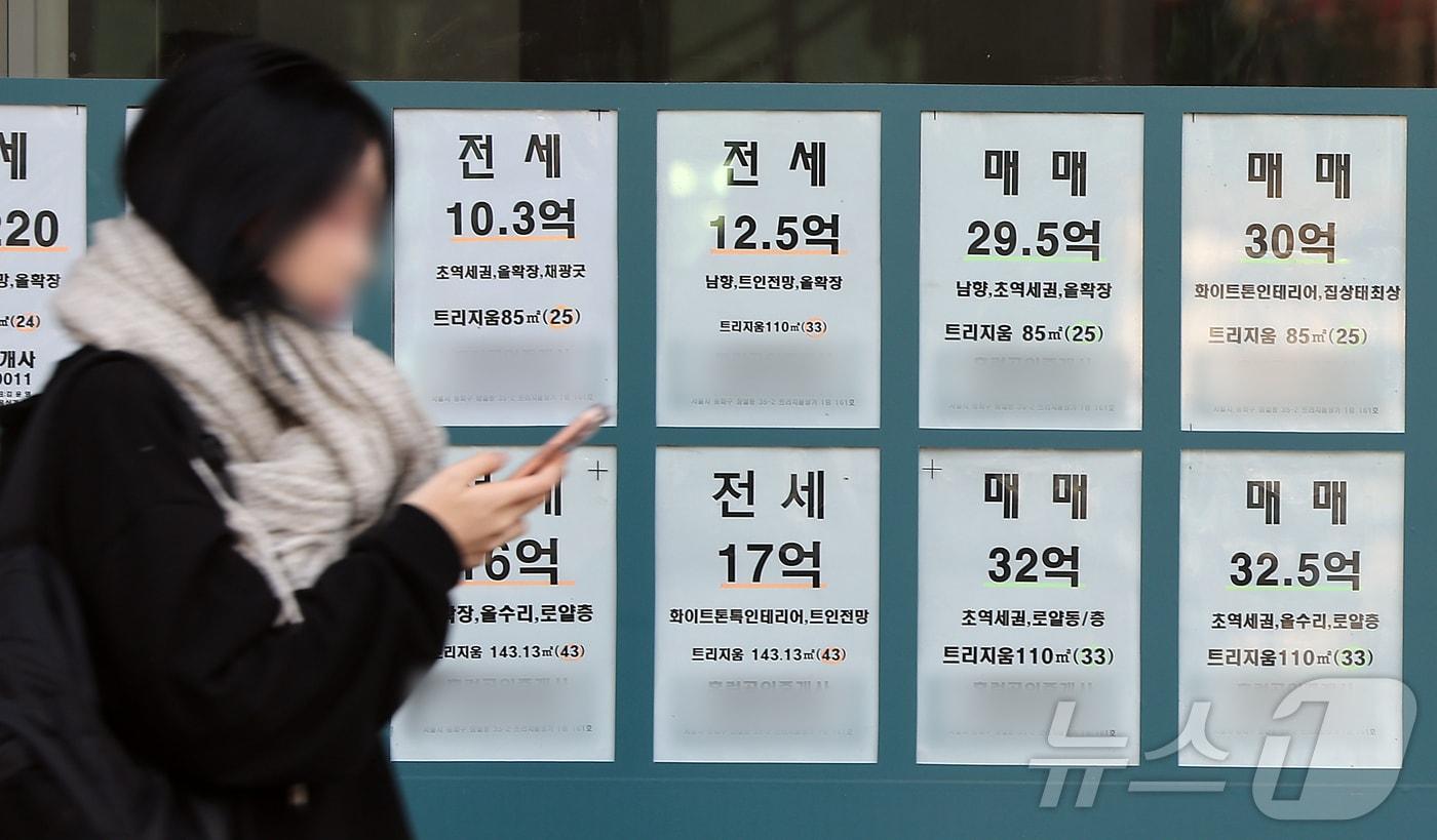 서울 송파구의 한 부동산에 인근 아파트 월세·전세·매매 매물 안내문이 붙어 있다. 2025.12.7/뉴스1 ⓒ News1 김진환 기자