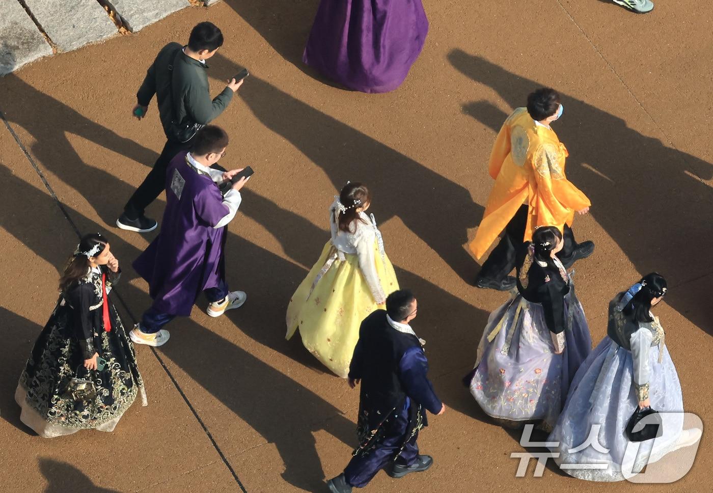 절기상 대설&#40;大雪&#41;인 7일 서울 종로구 경복궁에서 관광객들이 포근한 날씨를 맞아 나들이를 하고 있다. 2025.12.7/뉴스1 ⓒ News1 임세영 기자