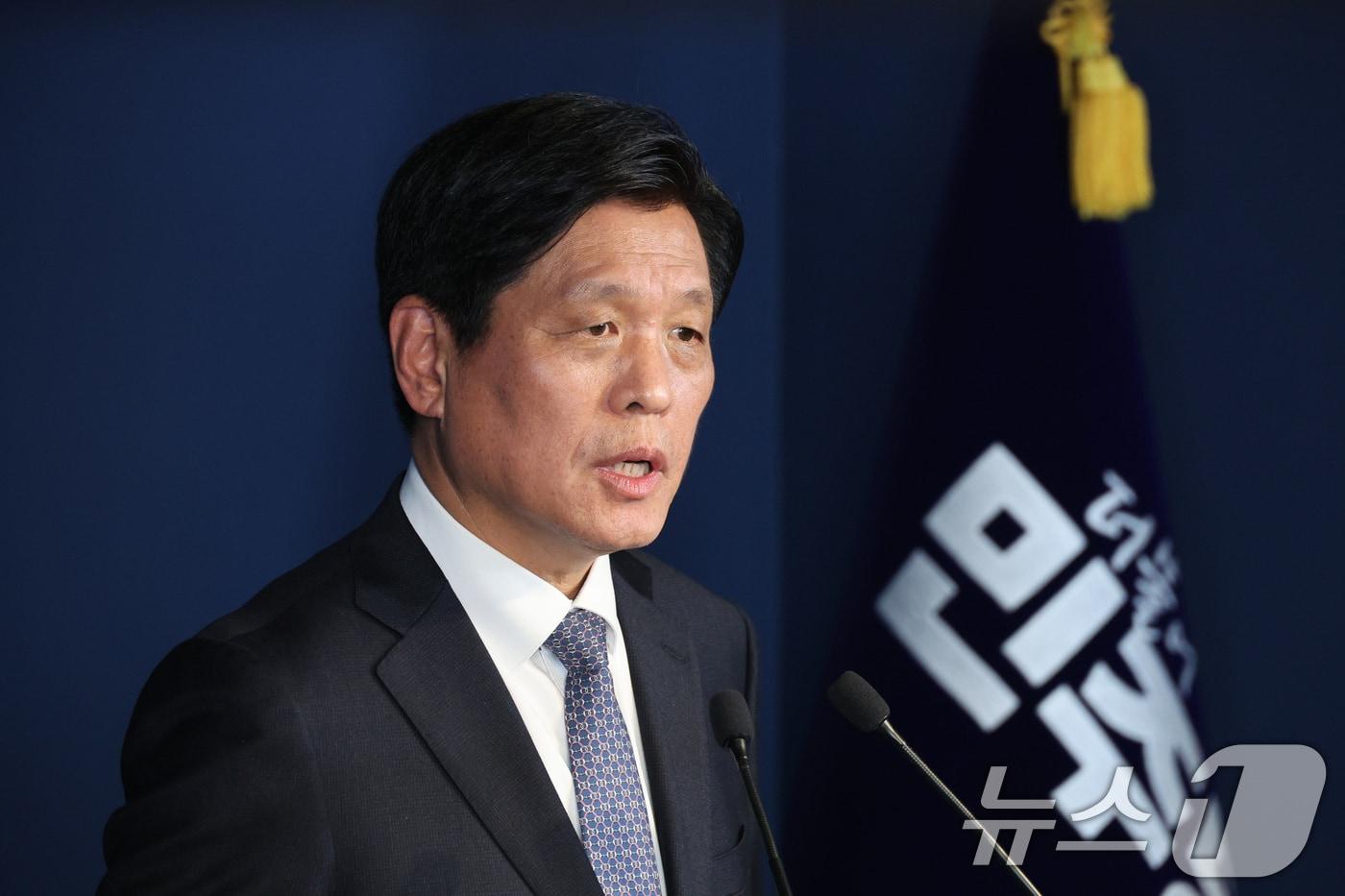 조승래 더불어민주당 사무총장이 7일 서울 여의도 중앙당사에서 기자간담회를 하고 있다. 조 사무총장은 내란전담재판부 설치와 필리버스터(무제한 토론) 등과 관련한 입법 과정에서 부족한 부분이 있다면 보완에 나서겠다고 밝혔다. 2025.12.7/뉴스1 ⓒ News1 신웅수 기자