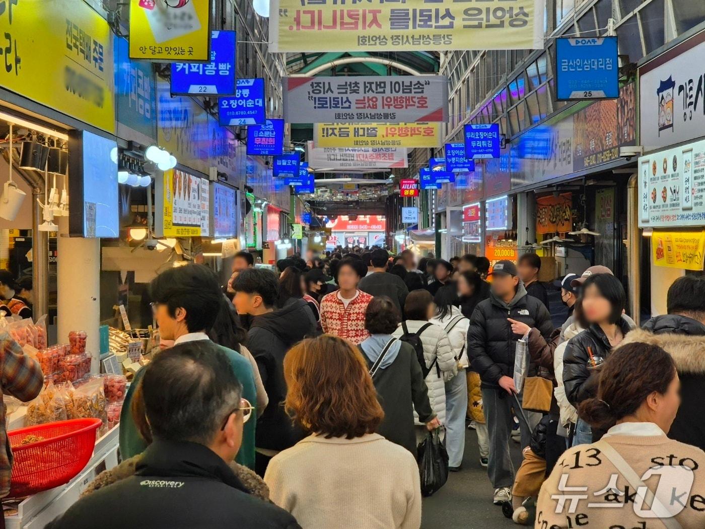 본문 이미지 - 절기상 대설&#40;大雪&#41;이자 12월의 첫 일요일인 7일 강원 강릉 대표 전통시장인 강릉중앙·성남시장 먹거리 골목이 식도락객으로 가득하다. 2025.12.7/뉴스1 윤왕근 기자