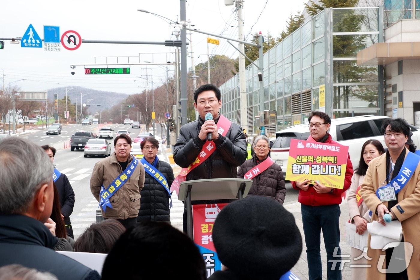 이상일 시장이 지난 6일 성복동에서 수지연대 주관으로 열린 ‘경기남부광역철도 조기 착공 촉구 걷기대회’에서 인사말을 하고 있다.9용인시 제공&#41;