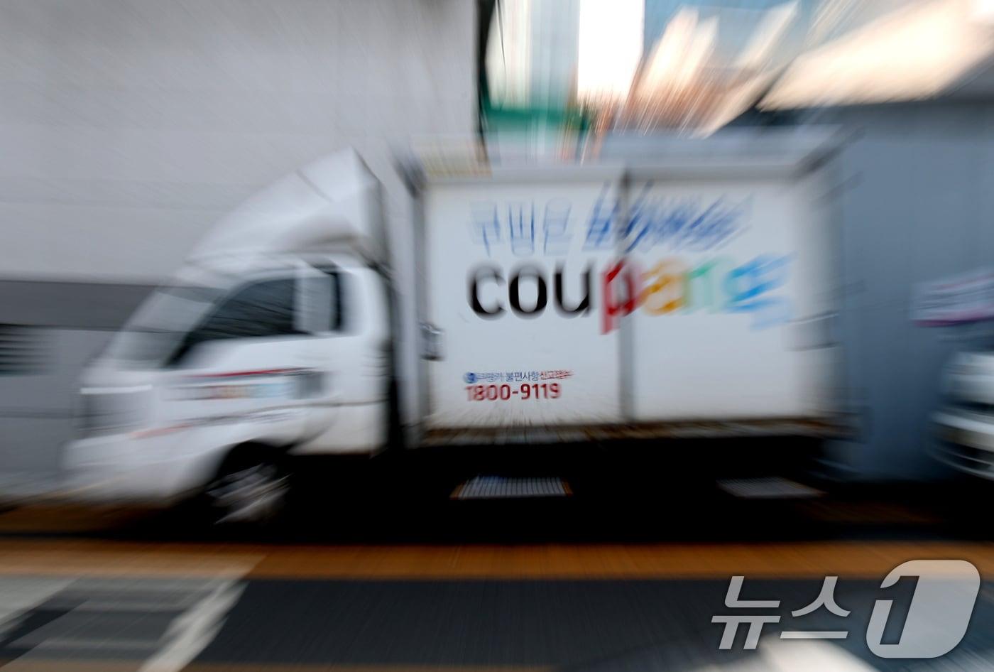  7일 서울의 한 쿠팡 물류센터 앞에 쿠팡 배송트럭이 주차돼 있는 모습. 2025.12.7/뉴스1 ⓒ News1 임세영 기자