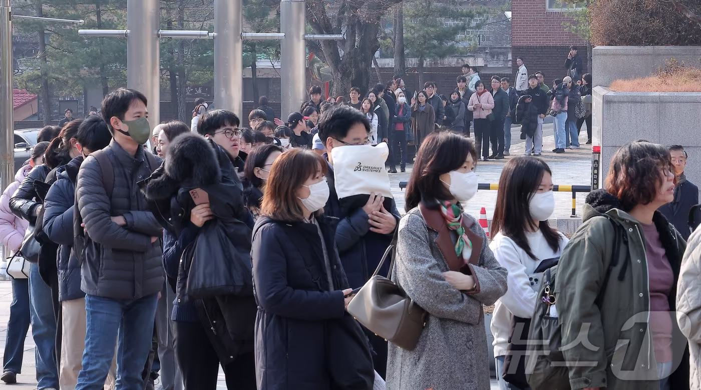 7일 서울 종로구 성균관대학교 600주년 기념관 천년홀에서 열린 종로학원 2026 정시 합격 가능선 예측 및 지원전략 설명회를 찾은 수험생과 학부모들이 입장을 기다리고 있다. 2025.12.7/뉴스1 ⓒ News1 김성진 기자