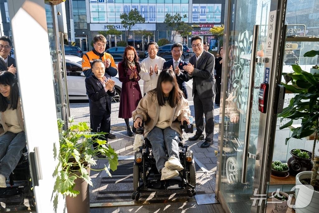 본문 이미지 - 광양제철소가 지역 내 상가에 설치한 무장애 경사로를 한 시민이 이용하고 있다.&#40;광양제철소 제공. 재판매 및 DB금지&#41;