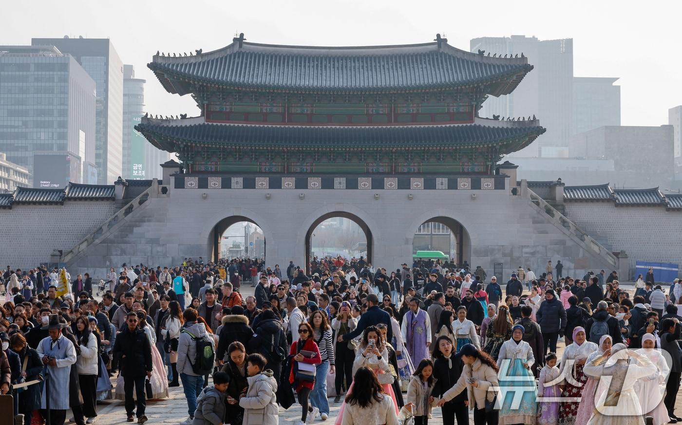 절기상 대설&#40;大雪&#41;이지만 서울 낮 12도 등 포근한 날씨를 보인 7일 종로구 경복궁에 관광객들이 입장하고 있다. 2025.12.7/뉴스1 ⓒ News1 안은나 기자