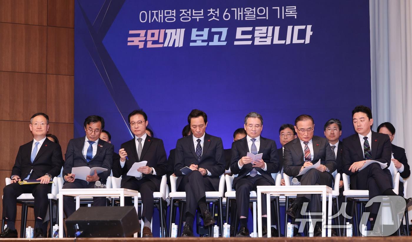 본문 이미지 - 강훈식 대통령 비서실장이 지난해 12월7일 서울 용산 대통령실 청사에서 열린 '이재명 정부 출범 6개월 성과 간담회'에서 참석자들과 함께 기자들의 질문을 받고 있다. 앞줄 오른쪽부터 강 비서실장, 위성락 국가안보실장, 김용범 정책실장, 우상호 정무수석. 이규연 홍보소통수석, 전성환 경청통합수석, 봉욱 민정수석. 2026.1.18/뉴스1 ⓒ News1 허경 기자