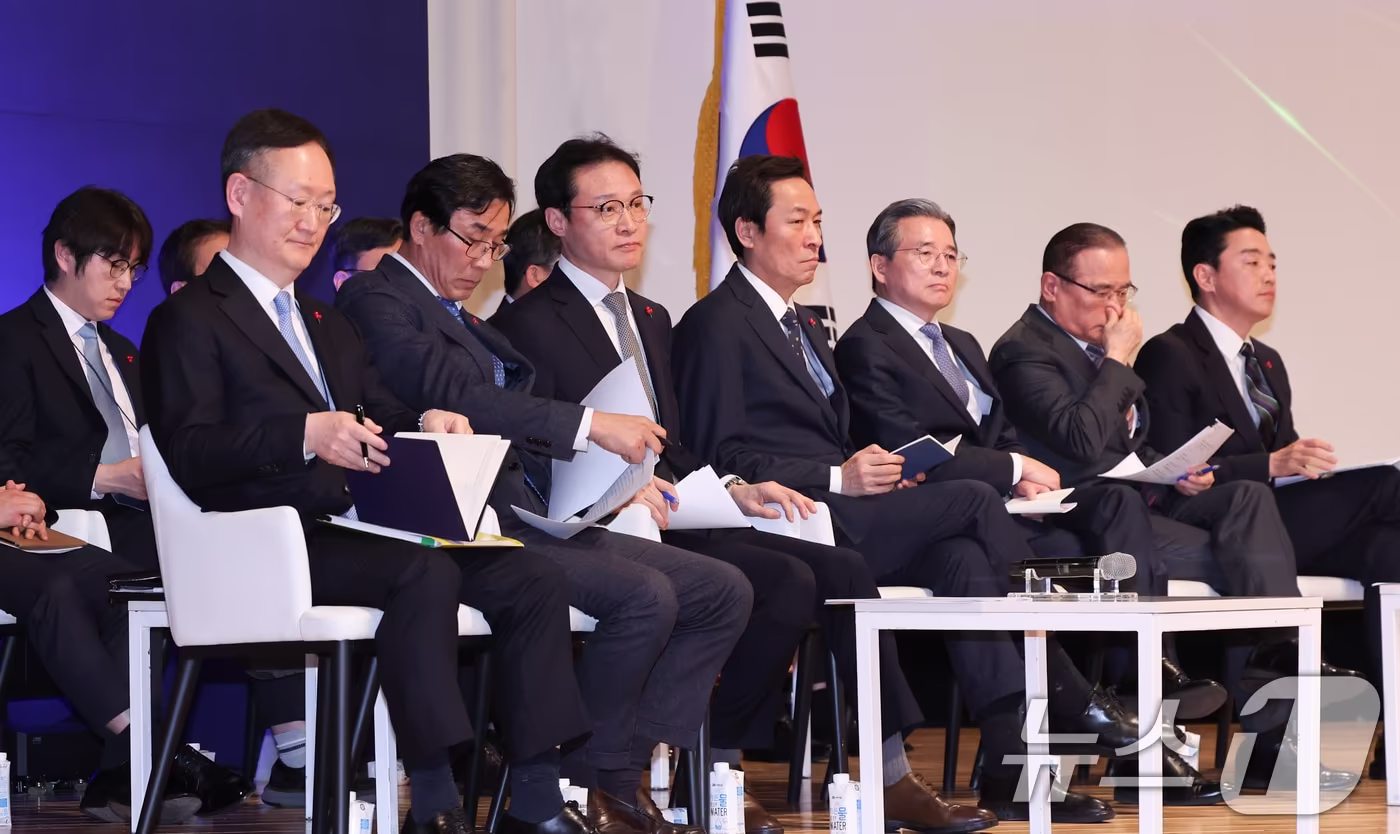 강훈식 대통령 비서실장이 7일 서울 용산 대통령실 청사에서 열린 &#39;이재명 정부 출범 6개월 성과 간담회&#39;에서 참석자들과 함께 기자들의 질문을 받고 있다. 앞줄 오른쪽부터 강 비서실장, 위성락 국가안보실장, 김용범 정책실장, 우상호 정무수석. 이규연 홍보소통수석, 전성환 경청통합수석, 봉욱 민정수석. 2025.12.7/뉴스1 ⓒ News1 허경 기자