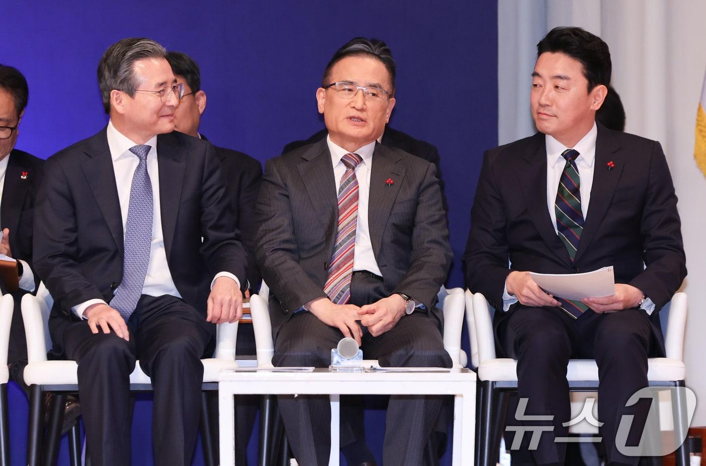 김용범 정책실장&#40;왼쪽부터&#41;, 위성락 국가안보실장, 강훈식 대통령 비서실장이 7일 서울 용산 대통령실 청사에서 열린 &#39;이재명 정부 출범 6개월 성과 간담회&#39;에서 대화하고 있다. 2025.12.7/뉴스1 ⓒ News1 허경 기자