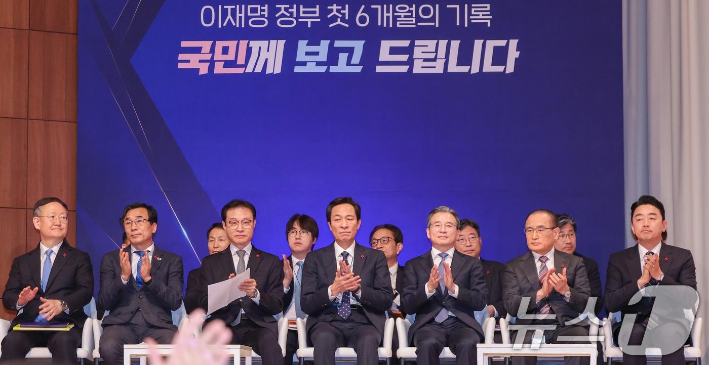 강훈식 대통령 비서실장이 7일 서울 용산 대통령실 청사에서 열린 &#39;이재명 정부 출범 6개월 성과 간담회&#39;에서 참석자들과 함께 박수 치고 있다. 오른쪽부터 강 비서실장, 위성락 국가안보실장, 김용범 정책실장, 우상호 정무수석. 이규연 홍보소통수석, 전성환 경청통합수석, 봉욱 민정수석. 2025.12.7/뉴스1 ⓒ News1 허경 기자