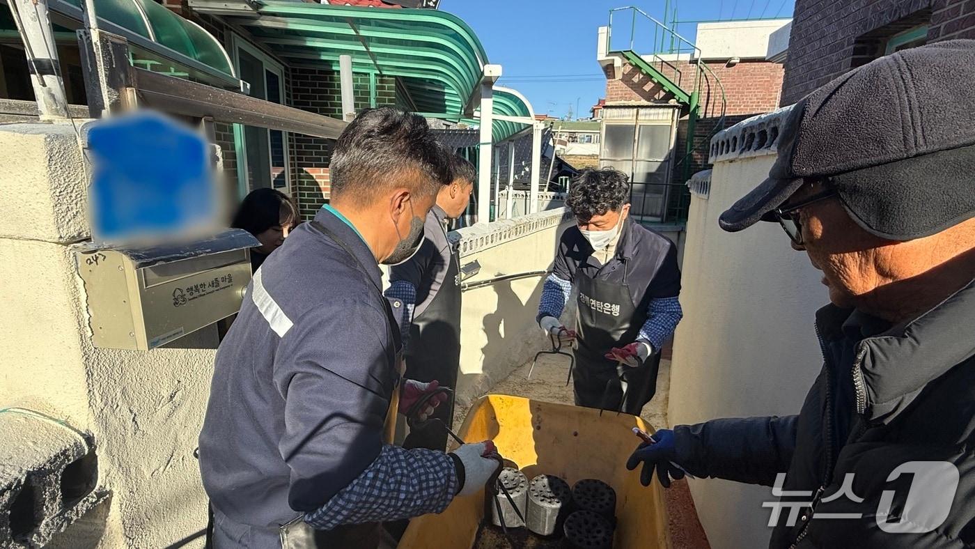 손창환 강원도글로벌본부장&#40;사진 가운데&#41;이 지난 5일 주문진읍 일원에서 진행된 연탄나눔 봉사활동에 참여해 주민들에게 연탄을 나눠주고 있다.&#40;강원도제2청사 제공, 재판매 및 DB 금지&#41; 2025.12.7/뉴스1