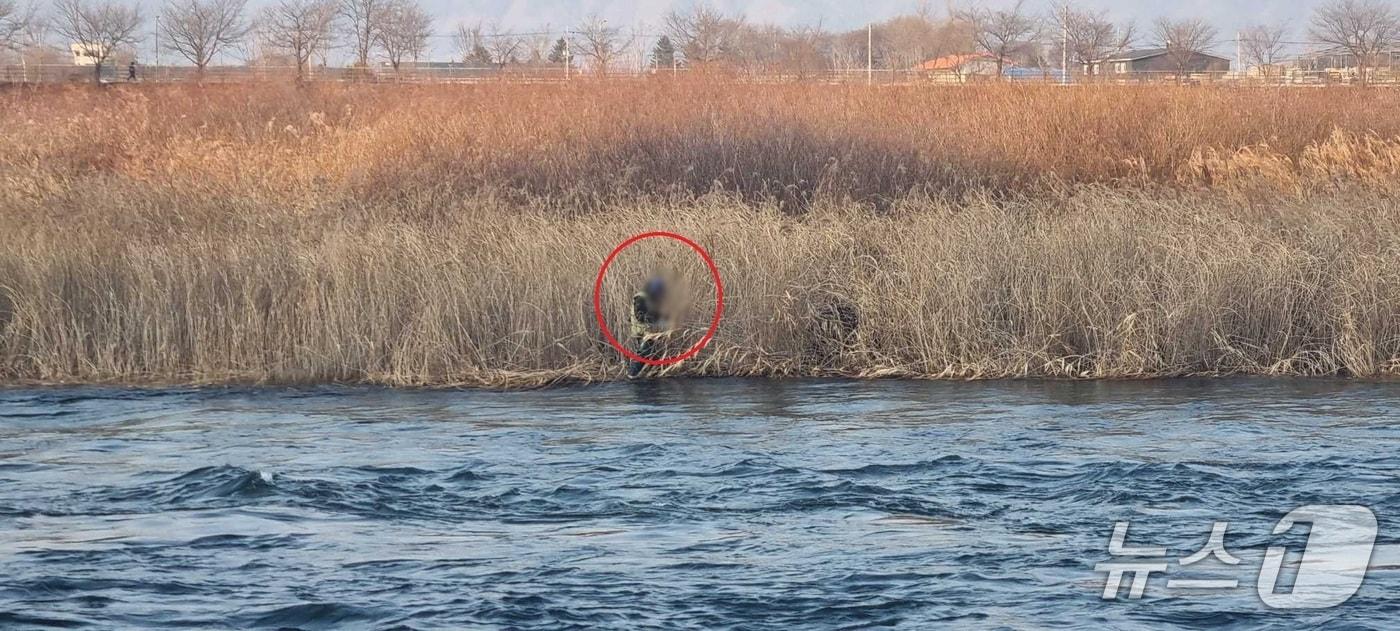 7일 강원 춘천 동면 소양강 낚시객 고립 현장.&#40;강원도소방본부 제공, 재판매 및 DB 금지&#41; 2025.12.7/뉴스1