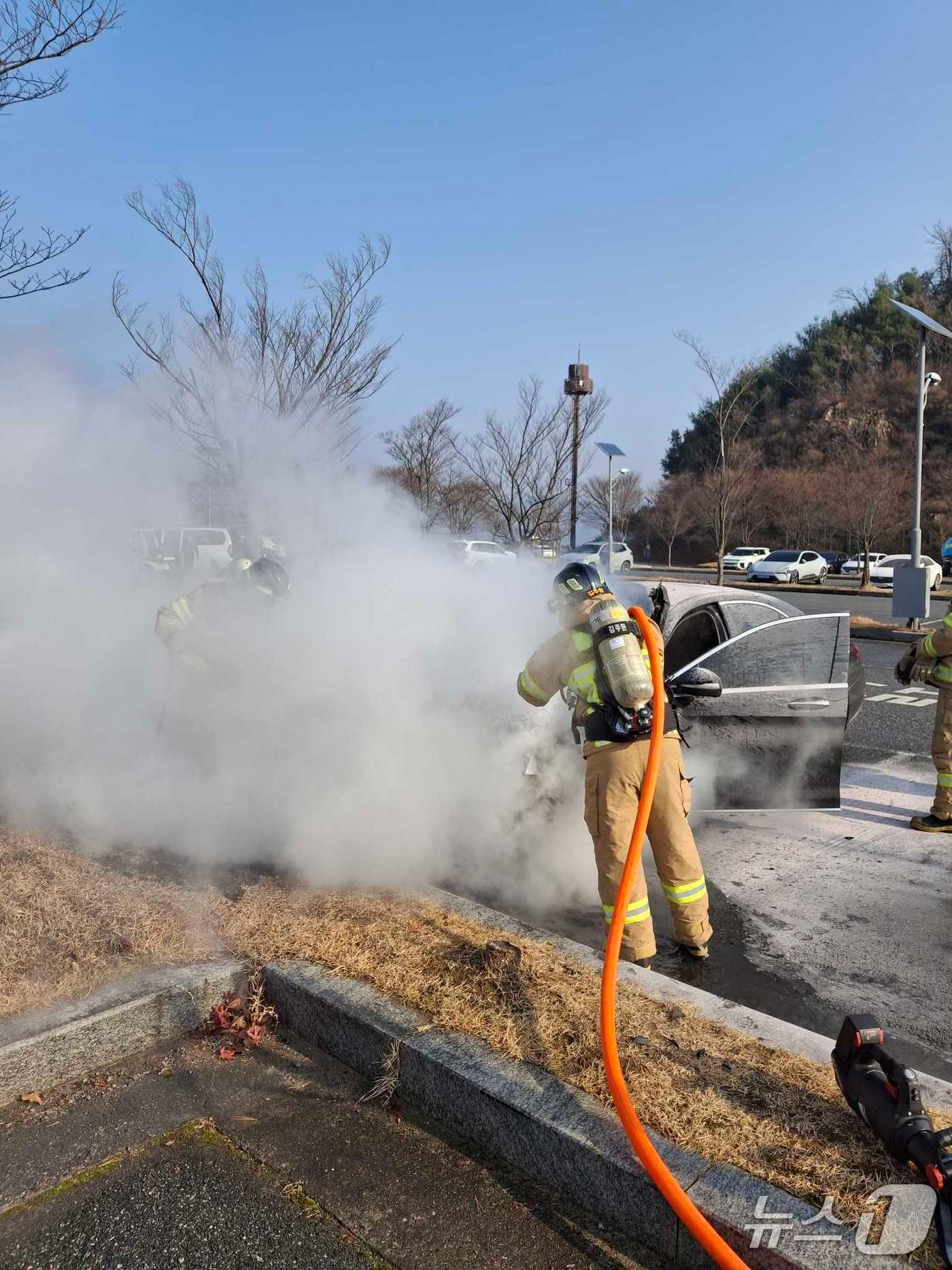 본문 이미지 - 7일 강원 춘천 남산면 차량 화재 현장.&#40;강원도소방본부 제공, 재판매 및 DB 금지&#41; 2025.12.7/뉴스1