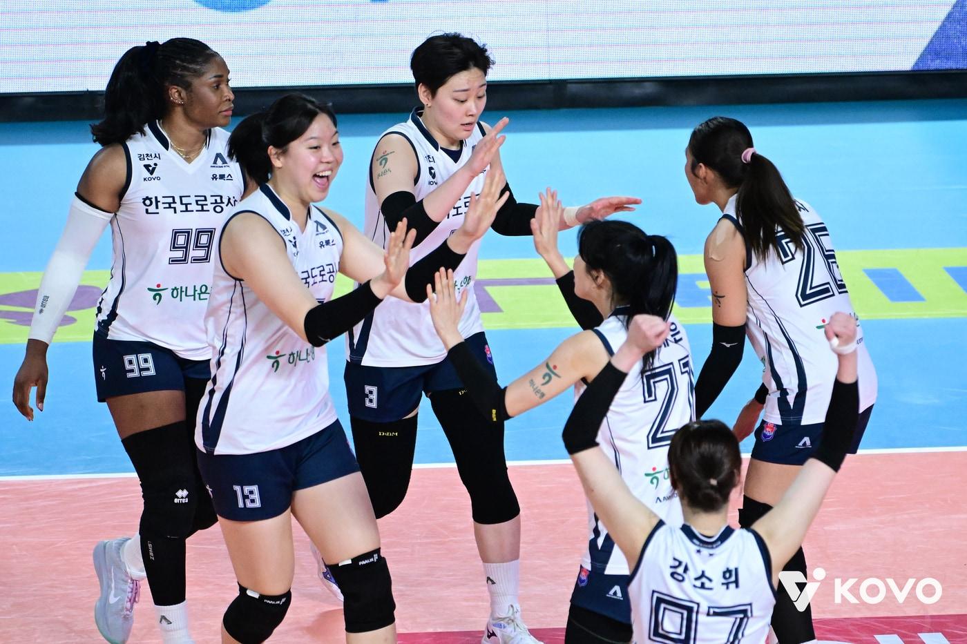 풀세트 끝 승리를 거둔 한국도로공사. &#40;KOVO 제공&#41;