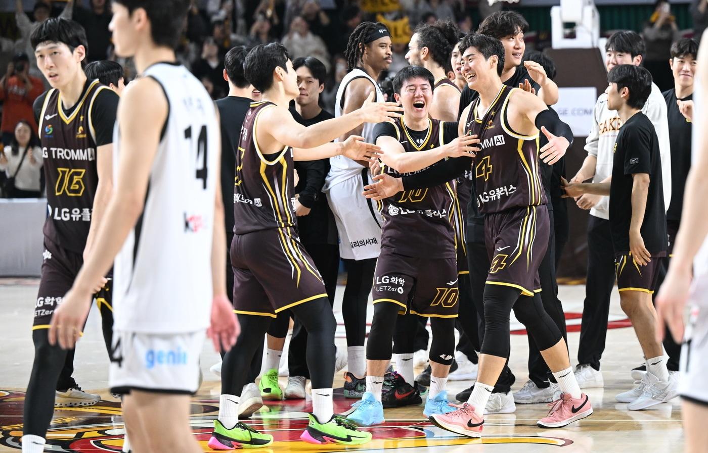 17점 차 열세를 뒤집고 승리한 창원 LG. &#40;KBL 제공&#41;