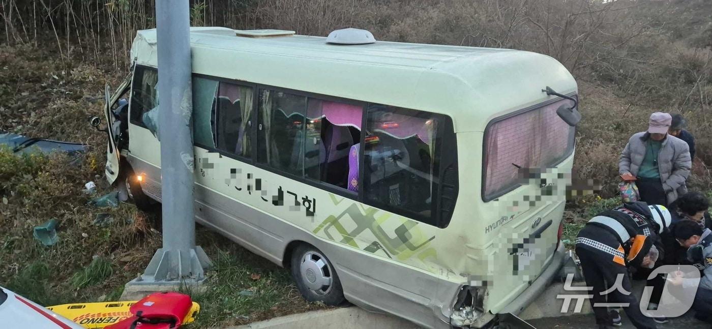 7일 강원 삼척 원덕읍 25인승 버스 단독사고 현장.&#40;강원도소방본부 제공, 재판매 및 DB 금지&#41; 2025.12.7/뉴스1