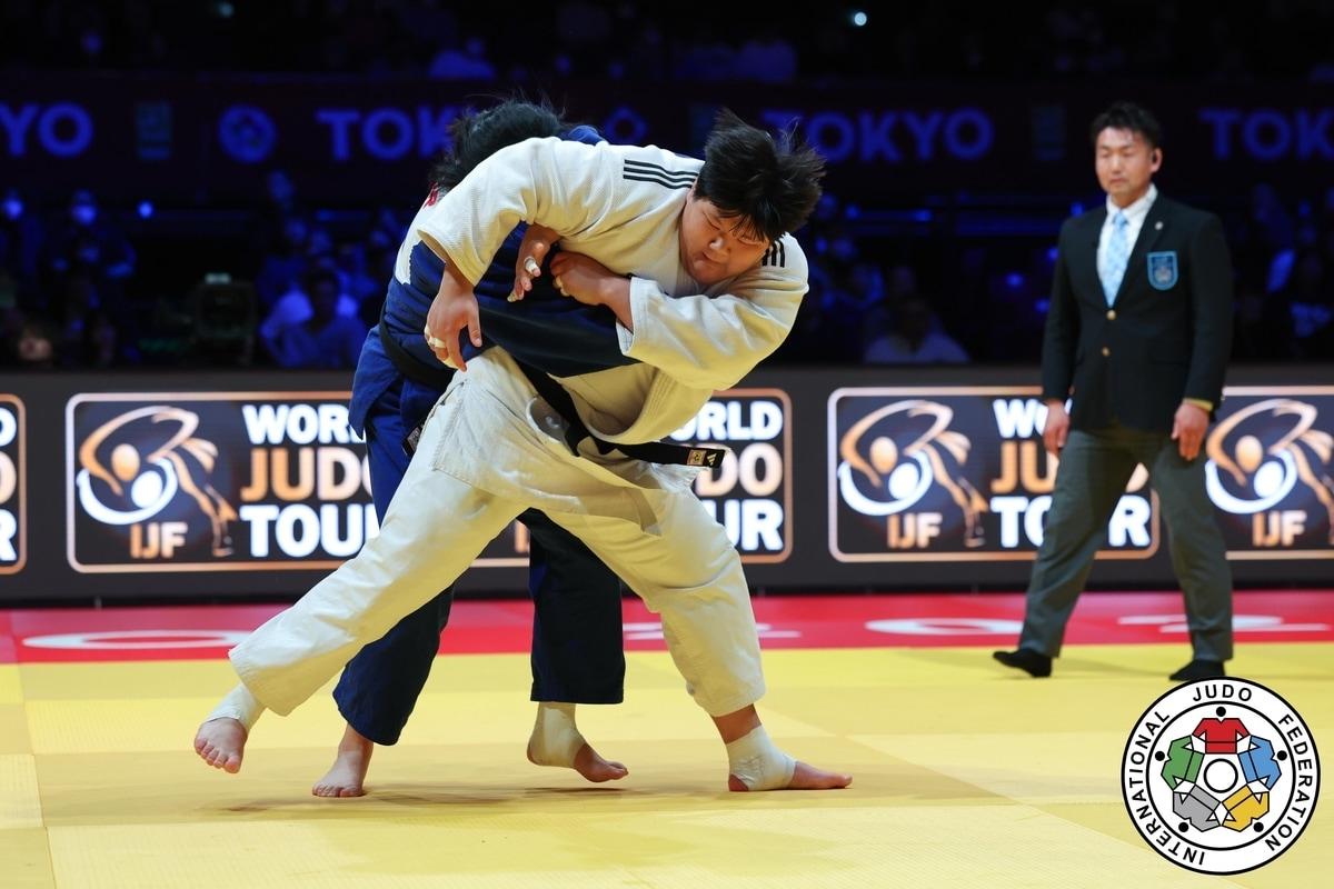 본문 이미지 - 이현지&#40;왼쪽에서 두 번째&#41;가 7일 일본 도쿄 체육관에서 열린 IFJ 도쿄 그랜드슬램 여자 78㎏ 이상급 금메달을 목에 걸고 기념 촬영을 하고 있다. 맨 왼쪽은 은메달을 수확한 김하윤. &#40;IJF 홈페이지 캡처&#41;