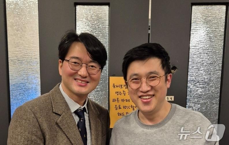 본문 이미지 - 손성일 경기 광주시수의사회장&#40;왼쪽&#41;이 회원과 기념사진을 찍고 있다&#40;수의사회 제공&#41;. ⓒ 뉴스1