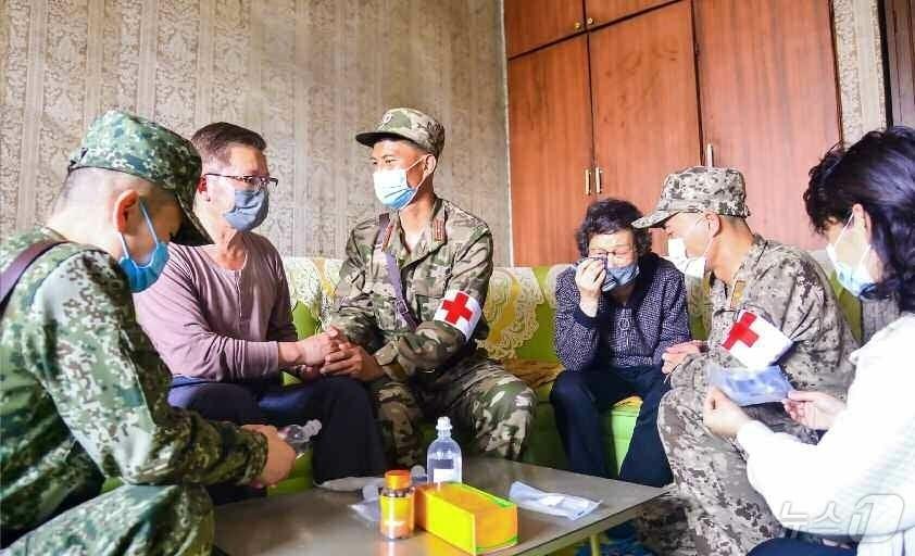 본문 이미지 - &#40;평양 노동신문=뉴스1&#41; = 북한 노동당 기관지 노동신문은 8일 &#34;온 나라가 화목한 하나의 대가정&#34;이라며 &#34;이같은 풍경은 노동당의 품, 사회주의 우리 조국에만 있는 현실&#34;이라고 선전했다. [국내에서만 사용가능. 재배포 금지. DB 금지. For Use Only in the Republic of Korea. Redistribution Prohibited] rodongphoto@news1.kr