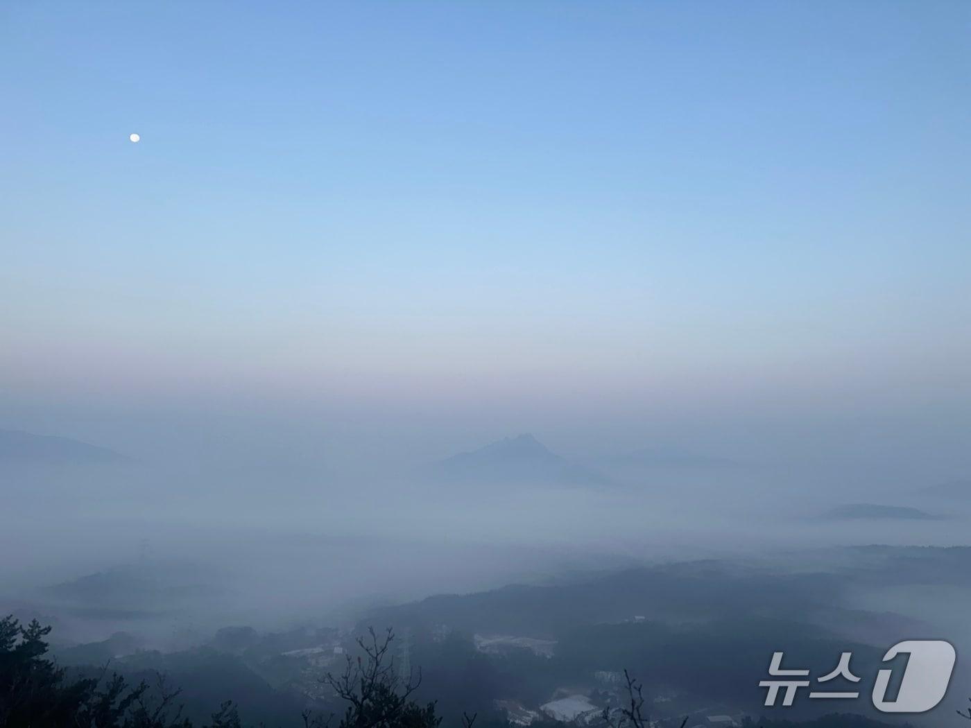 본문 이미지 -  7일 오전 7시께 의정부 천보산에서 바라본 경기북부 일대. 2025.12.7/뉴스1 ⓒ News1 이상휼 기자