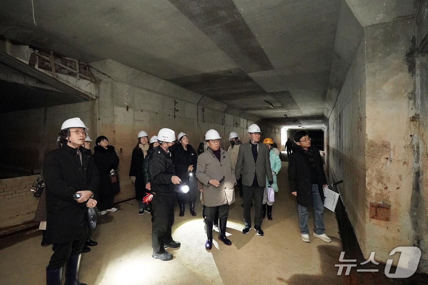 지난 6일 경기 성남시 구미동 &#39;성남물빛정원&#39;의 지하 공동구 활용도를 찾기 위해 신상진 시장과 시민 등이 참석한 가운데 시민 탐사대 프로그램이 진행됐다.&#40;성남시 제공. 재판매 및 DB금지&#41;/뉴스1