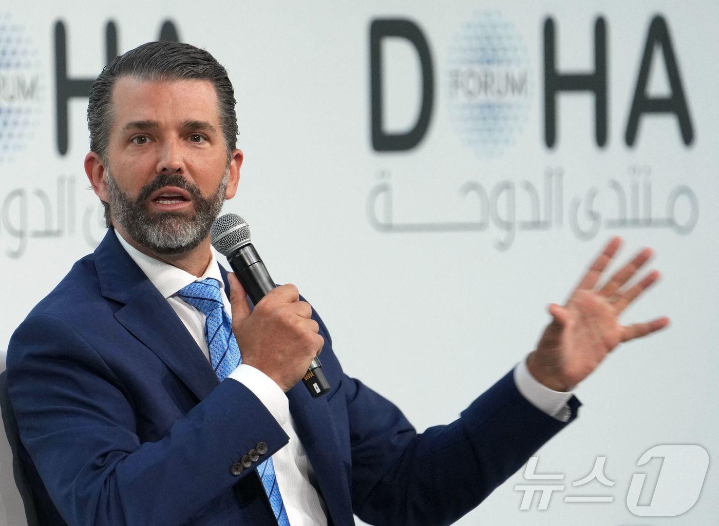 본문 이미지 - 7일&#40;현지시간&#41; 카타르 도하 포럼에 참석한 도널드 트럼프 주니어. 2025.12.07. ⓒ AFP=뉴스1