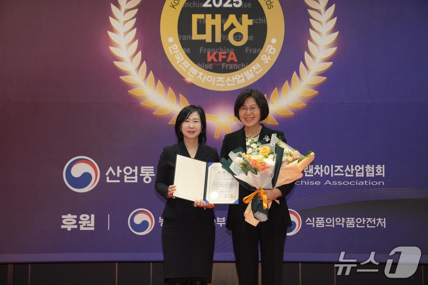 소진공이 코엑스 그랜드볼룸에서 열린 2025 제26회 한국프랜차이즈산업발전유공 시상식에서 산업통상부 장관 표창을 수상했다. &#40;소상공인시장진흥공단 제공&#41;