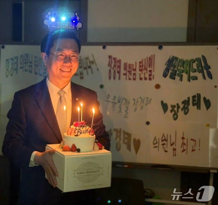 본문 이미지 -  더불어민주당 장경태 의원이 지난 7일 자신의  SNS에 지지자들이 준 생일케익을 든 사진과 함께 &#39;세상엔 좋은 사람이 많다&#39;는 생각에서  사람을 가려지 않고 만났던 것이 성추행 무고로 돌아왔다며 억울함을 호소하는 글을 올렸다. &#40;SNS 갈무리&#41; ⓒ 뉴스1