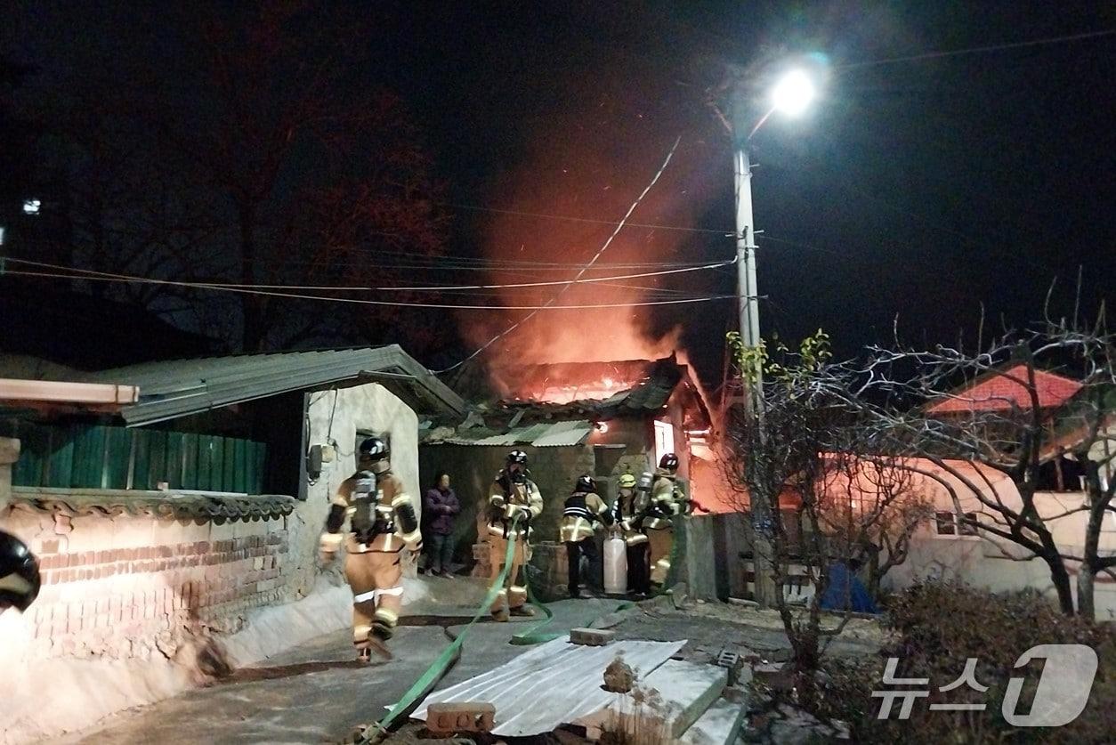 본문 이미지 - 7일 오후 6시 19분쯤 상주시 신봉동 단독주택에서 불이나 소방 당국이 진화하고 있다.&#40;경북소방본부 제공. 재판매 및 DB 금지&#41;2025.12.8/뉴스1