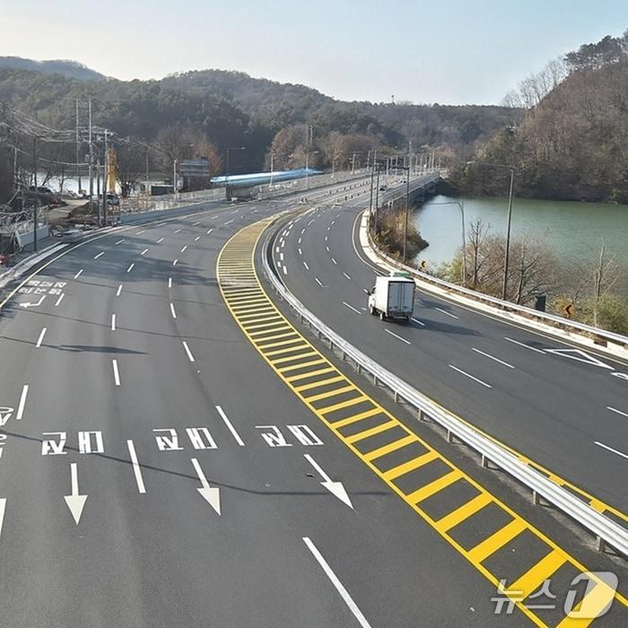 본문 이미지 - 서대전IC~두계3가 도로가 6차선으로 확장돼 8일 전면 개통됐다. &#40;시 제공&#41; / 뉴스1