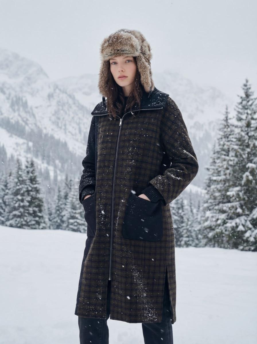 본문 이미지 - 올리비아로렌이 패션과 기술의 시너지 효과를 극대화한 인공지능&#40;AI&#41; 기술 활용 고감도 겨울 아우터 화보를 공개했다.&#40;올리비아로렌제공&#41;