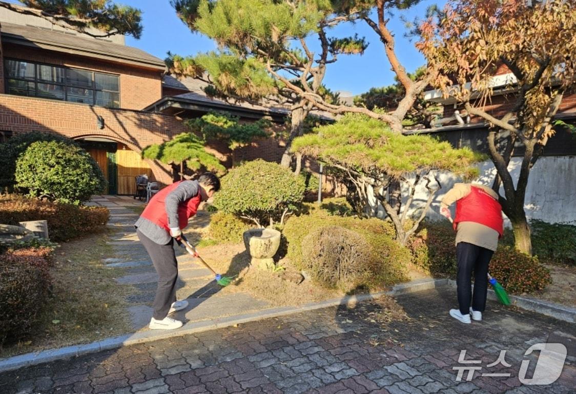 본문 이미지 - &#39;러브하우스 프로젝트&#39;를 위해 대구 수성구의 &#39;가톨릭푸름터&#39;를 찾은 대구신세계백화점 직원들이 시설 주변을 청소하고 있다.&#40;대구신세계 제공, 재판매 및 DB 금지&#41;