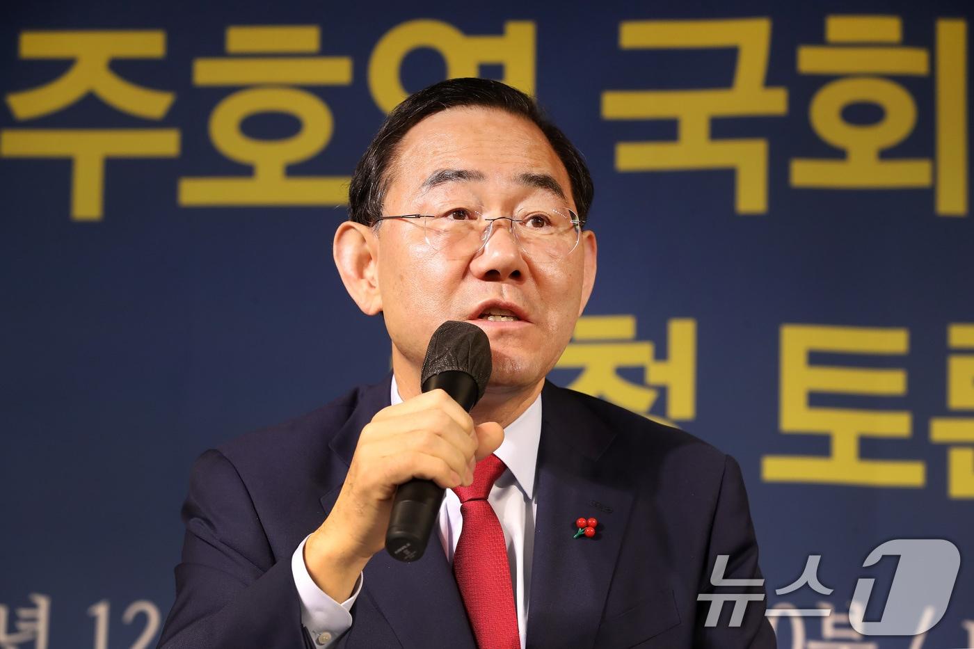 주호영 국회부의장&#40;국민의힘 대구 수성구갑&#41;이 8일 오전 대구 남구 이천동 대구아트파크에서 열린 아시아포럼21 정책토론회에 참석해 취재진 질문에 답하고 있다. 2025.12.8/뉴스1 ⓒ News1 공정식 기자