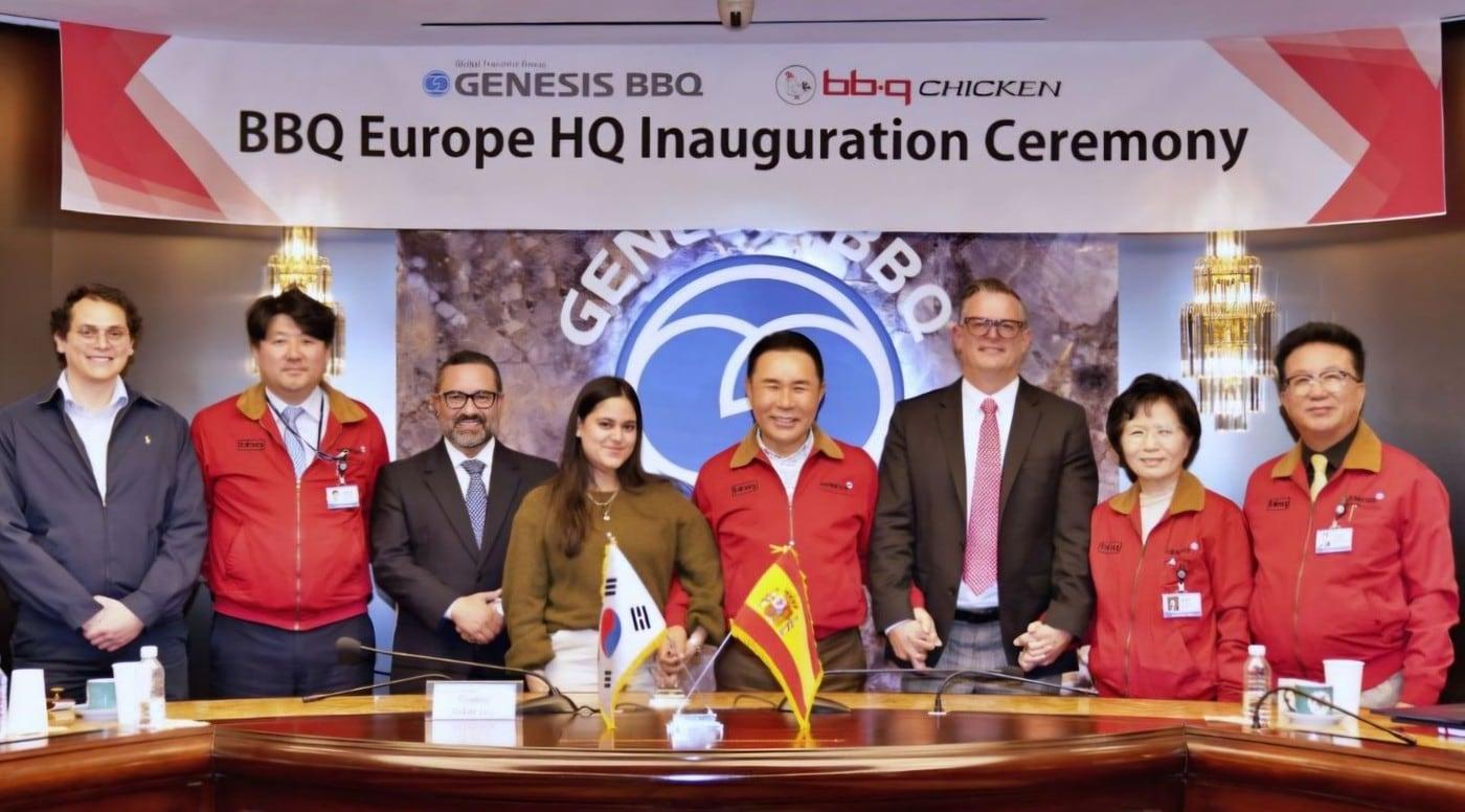 제너시스BBQ그룹은 최근 BLT F&B 그룹과 함께 유럽 진출 출정식을 열고 스페인에 합작 형태의 &#39;유럽 헤드쿼터&#39;를 설립했다. 사진왼쪽에서 다섯 번째 윤홍근 제너시스BBQ그룹 회장. &#40;BBQ 제공&#41;