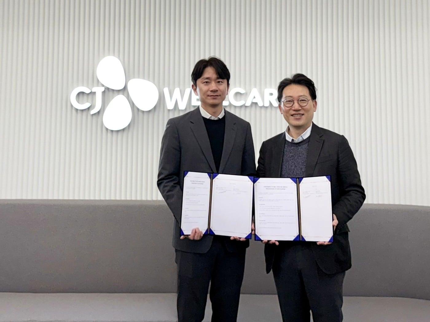본문 이미지 - 왼쪽부터 김슬기 바로팜 대표, 윤상배 CJ웰케어 대표가 협약서를 들고 있는 모습&#40;CJ웰케어 제공&#41;