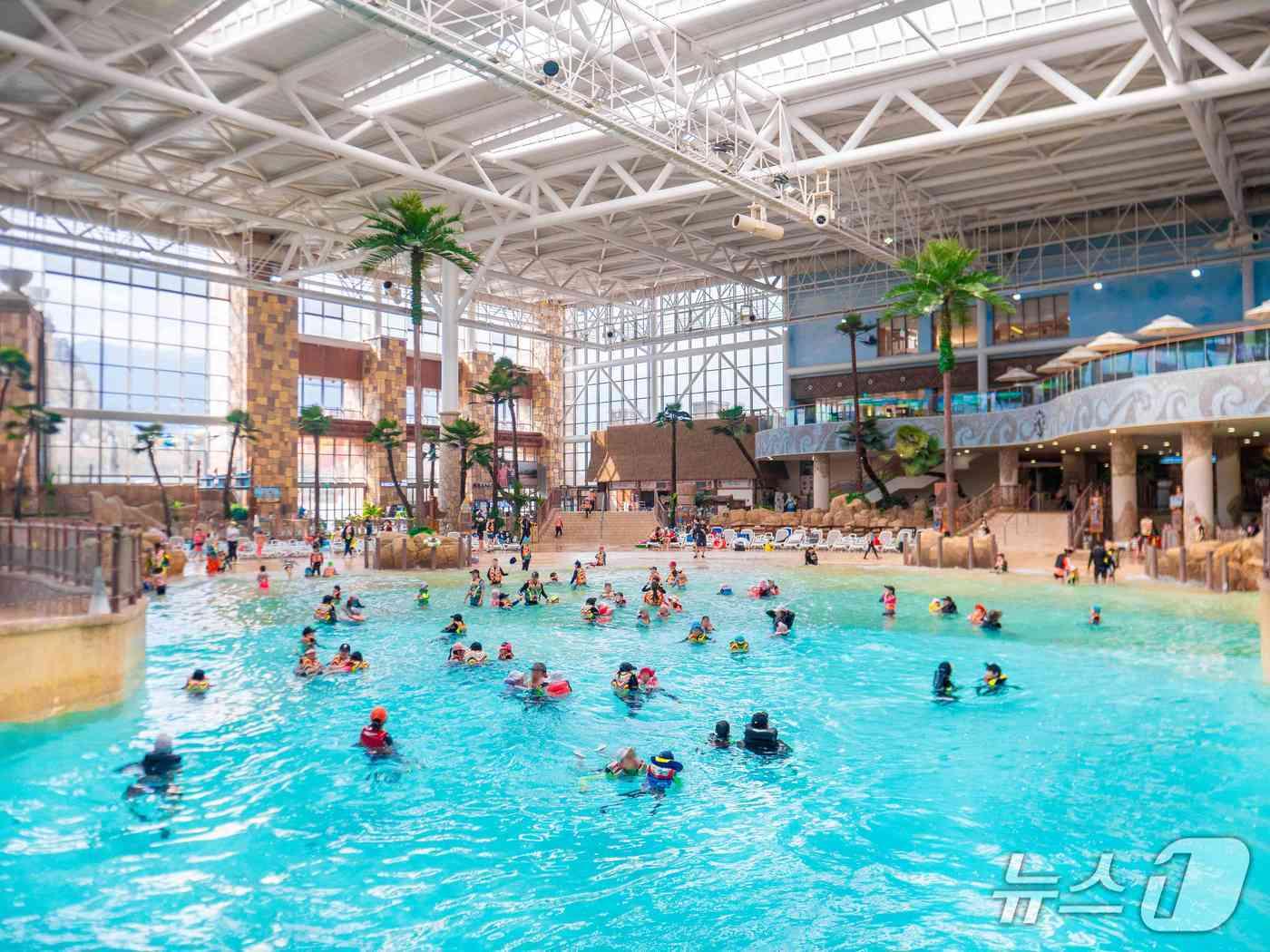 본문 이미지 - 실내 파도풀 &#39;티키 웨이브&#39; 모습.&#40;롯데워터파크 제공. 재판매 및 DB금지&#41;