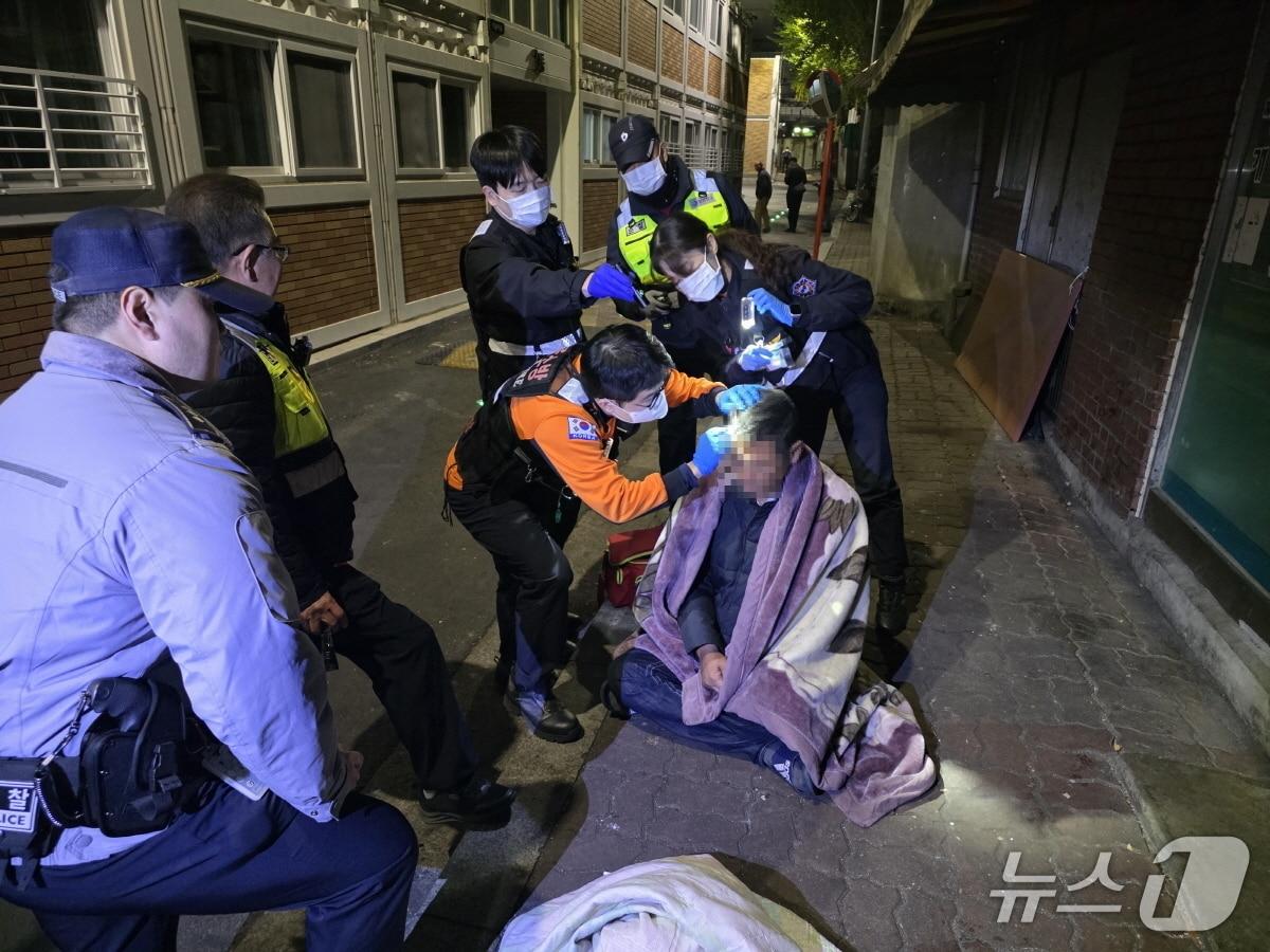 본문 이미지 - 노숙인 건강을 확인하고 있는 모습.&#40;영등포구 제공&#41;