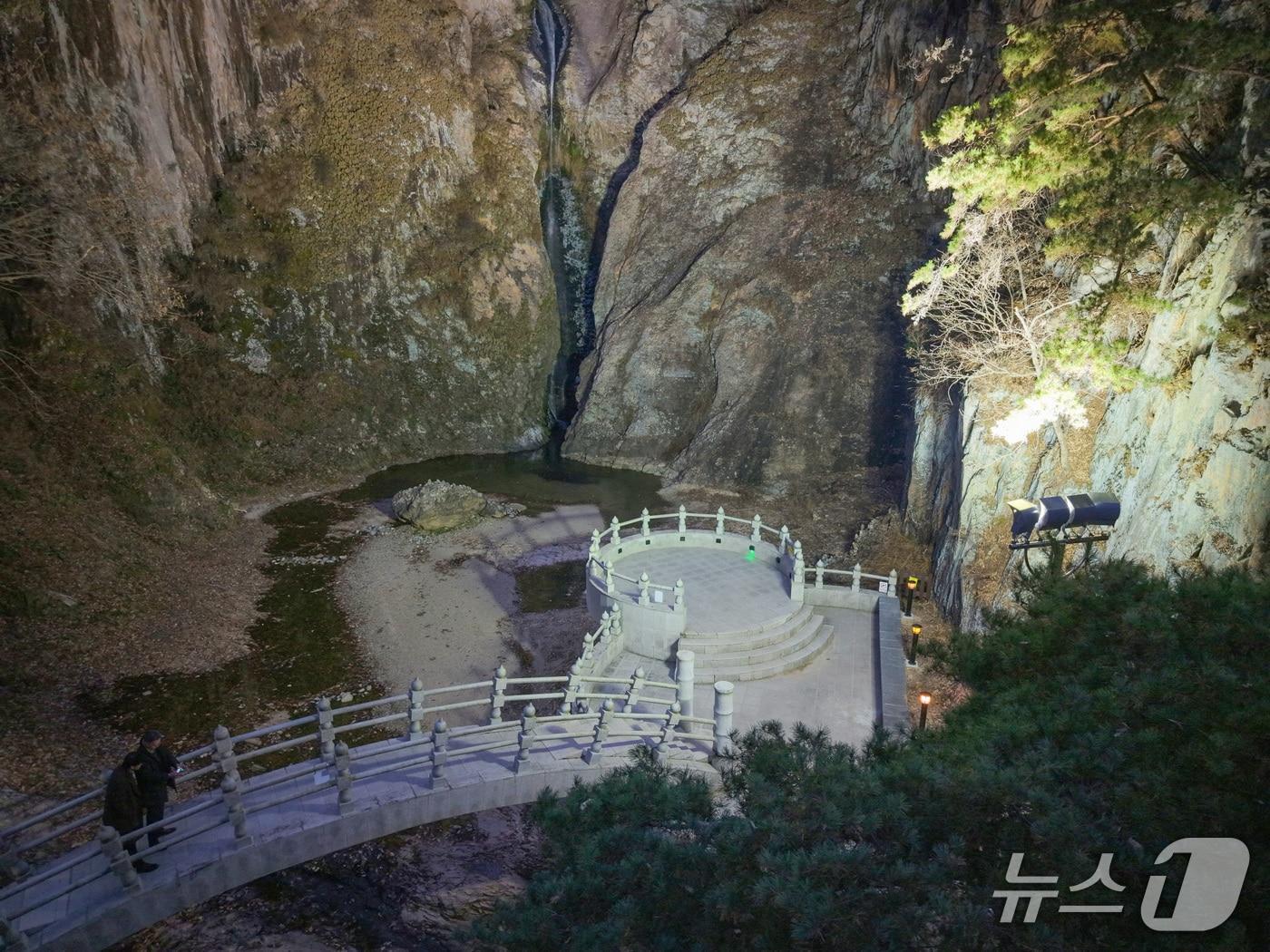 본문 이미지 - 충북 영동군의 대표 관광지인 심천면 소재 옥계폭포 일대 경관개선사업이 마무리됐다.&#40;영동군 제공. 재판매 및 DB금지&#41; /뉴스1 