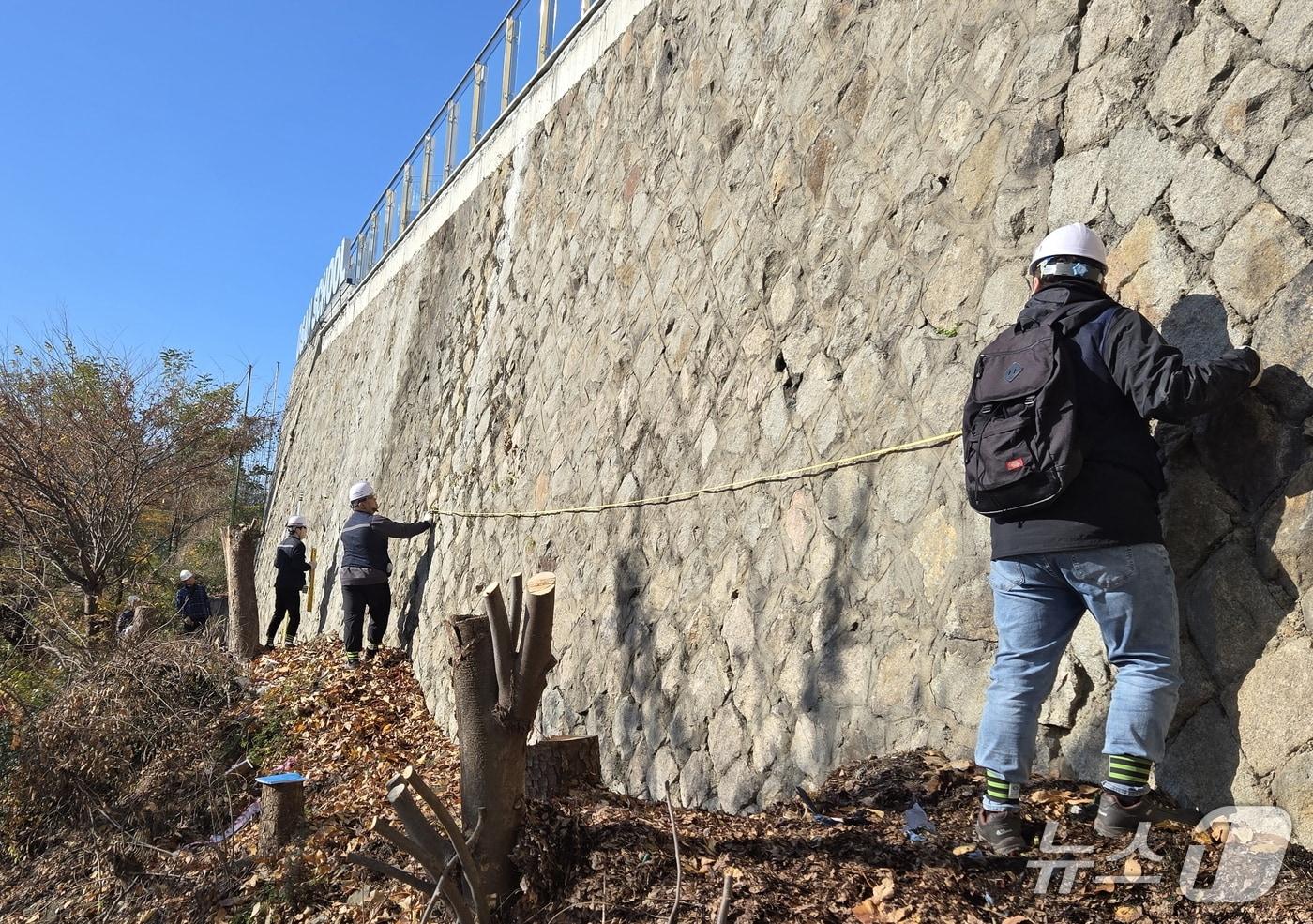 용산구가 오산고등학교 통학로 주변의 노후 옹벽·석축을 대상으로 안전진단 전문기관에 의뢰해 정밀안전점검을 진행하고 있다.&#40;용산구 제공&#41;