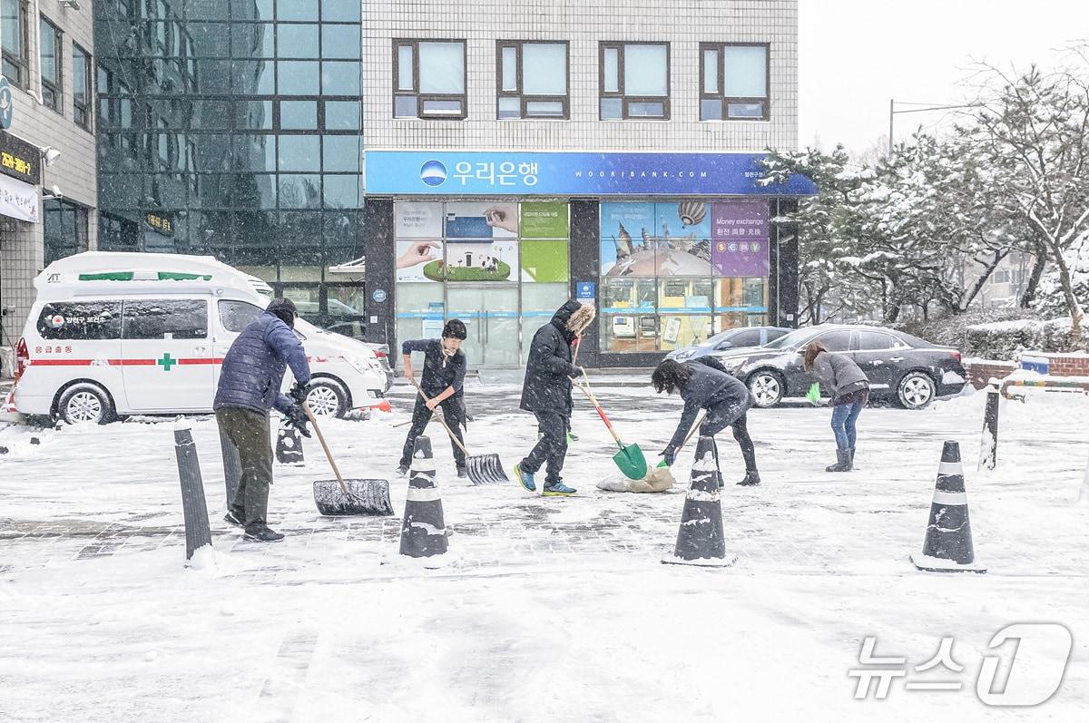 본문 이미지 - 내 점포 앞 눈 치우고 있는 모습.&#40;양천구 제공&#41;