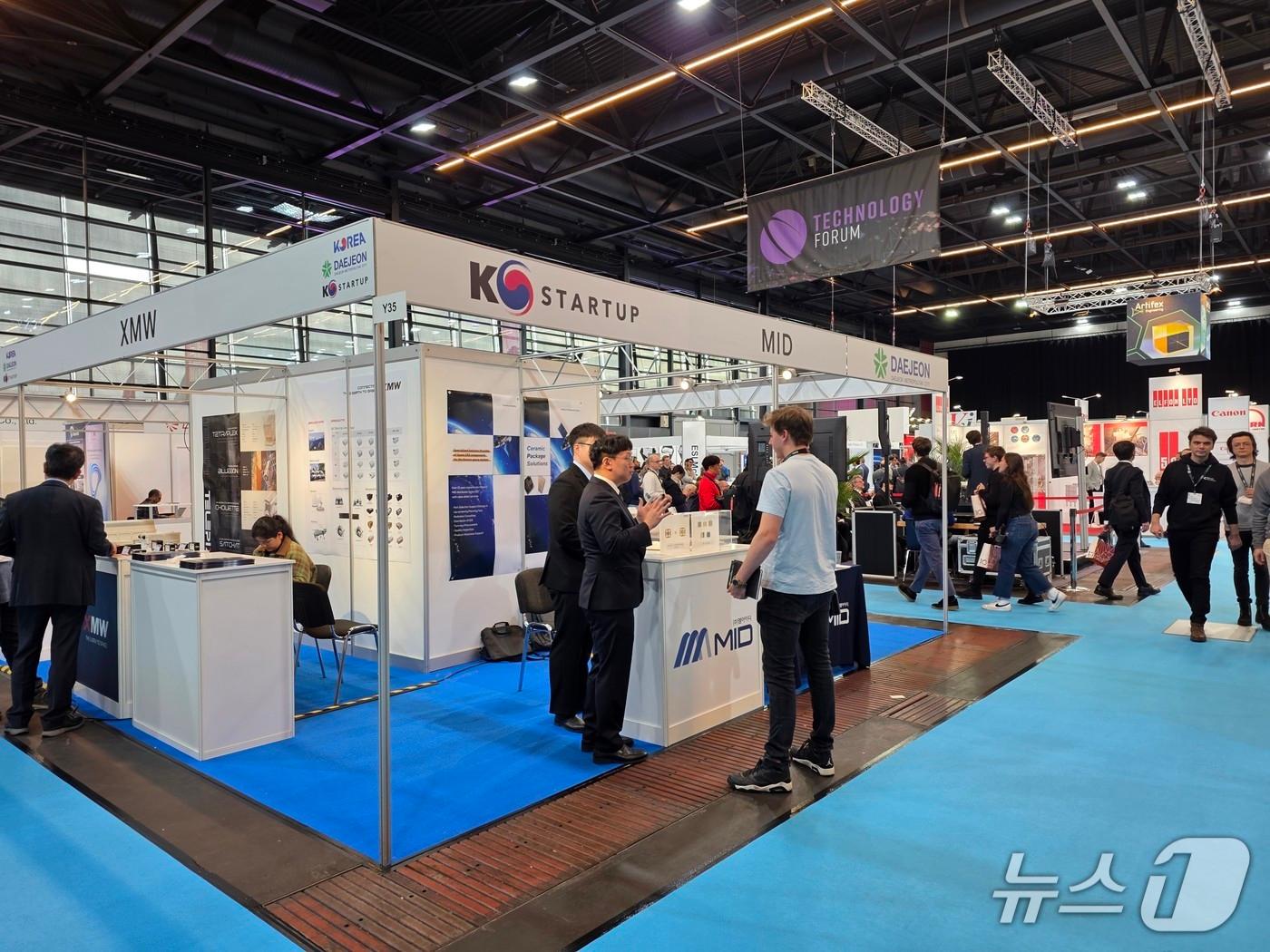 본문 이미지 - 대전테크노파크는 독일 브레멘에서 열린 ‘2025 스페이스 테크 엑스포 유럽’에 지역 우주기업 5개 사와 함께 &#39;대전공동관&#39;을 운영했다. &#40;대전TP 제공&#41; / 뉴스1