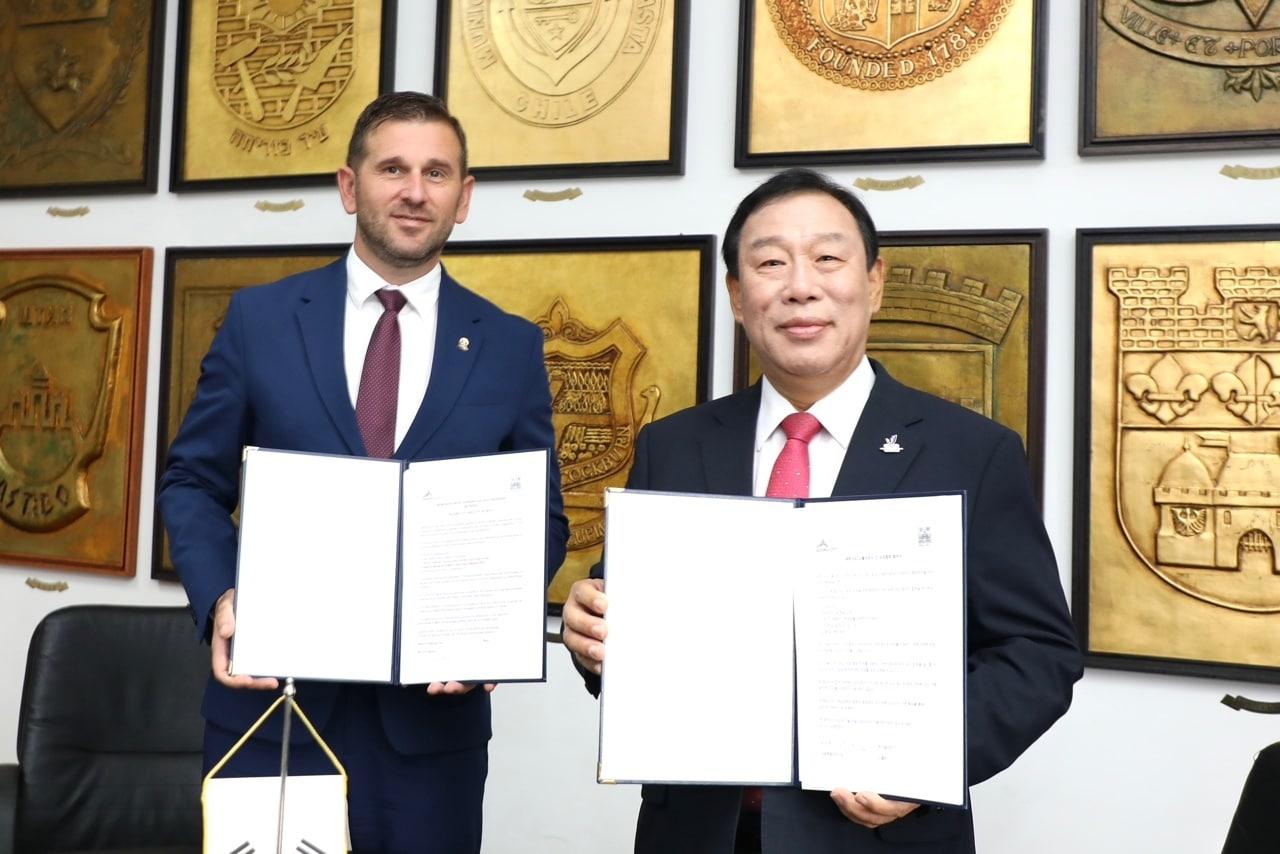 본문 이미지 -  최민호 세종시장&#40;오른쪽&#41;이 크로아티아 스플리트시와 우호협력 협정서에 서명한 뒤 기념사진을 찍고 있다. &#40;세종시 제공. 재판매 및 DB 금지&#41;