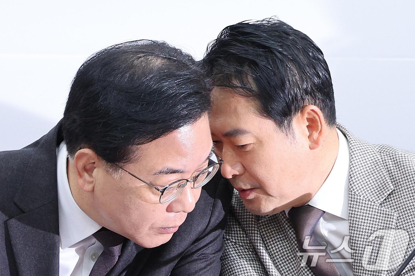 장동혁 국민의힘 대표&#40;오른쪽&#41;와 송언석 원내대표가 8일 서울 여의도 국회에서 열린 최고위원회의에서 대화하고 있다. 2025.12.8/뉴스1 ⓒ News1 신웅수 기자